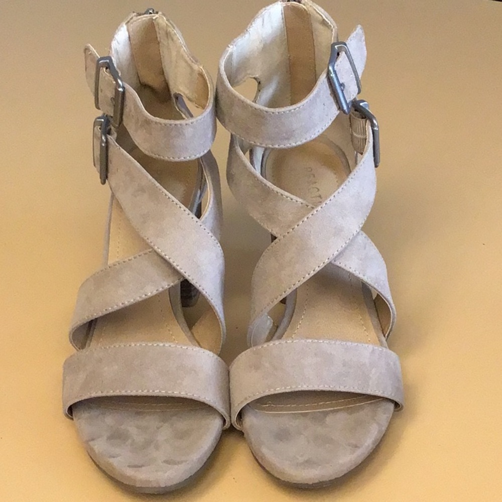 Kenneth Cole Reaction Cream Sandals Strappy Design
